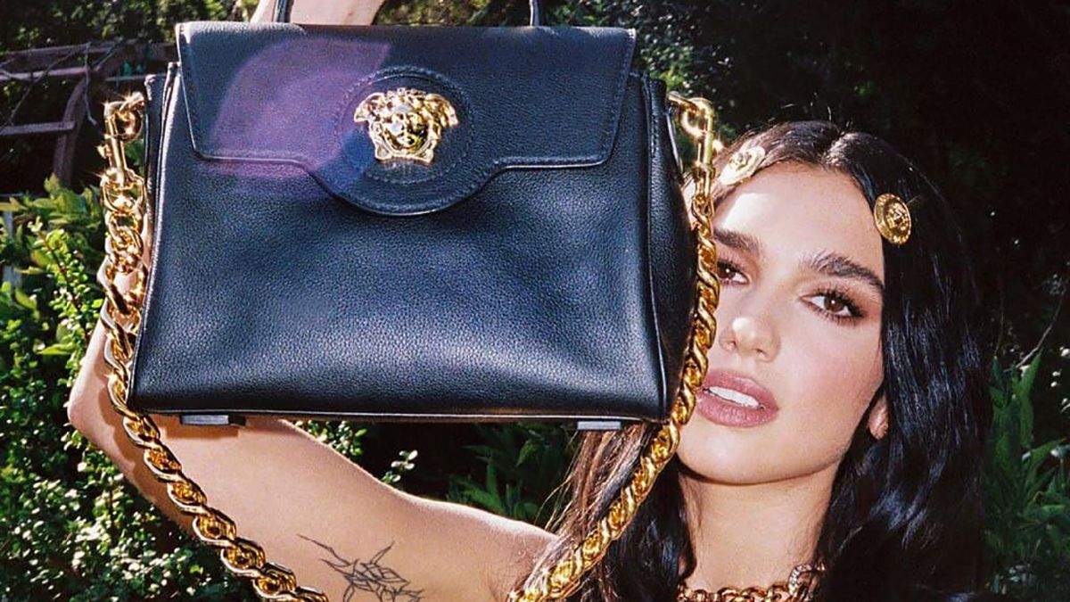 Дуа Липа показала новую сумку из коллекции Versace: фото Дуа Липа показала новую сумку из коллекции Versace: фото