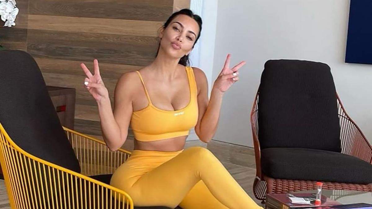 Ким Кардяшян надела сланцы похожие на сыр Ким Кардяшян надела сланцы похожие на сыр