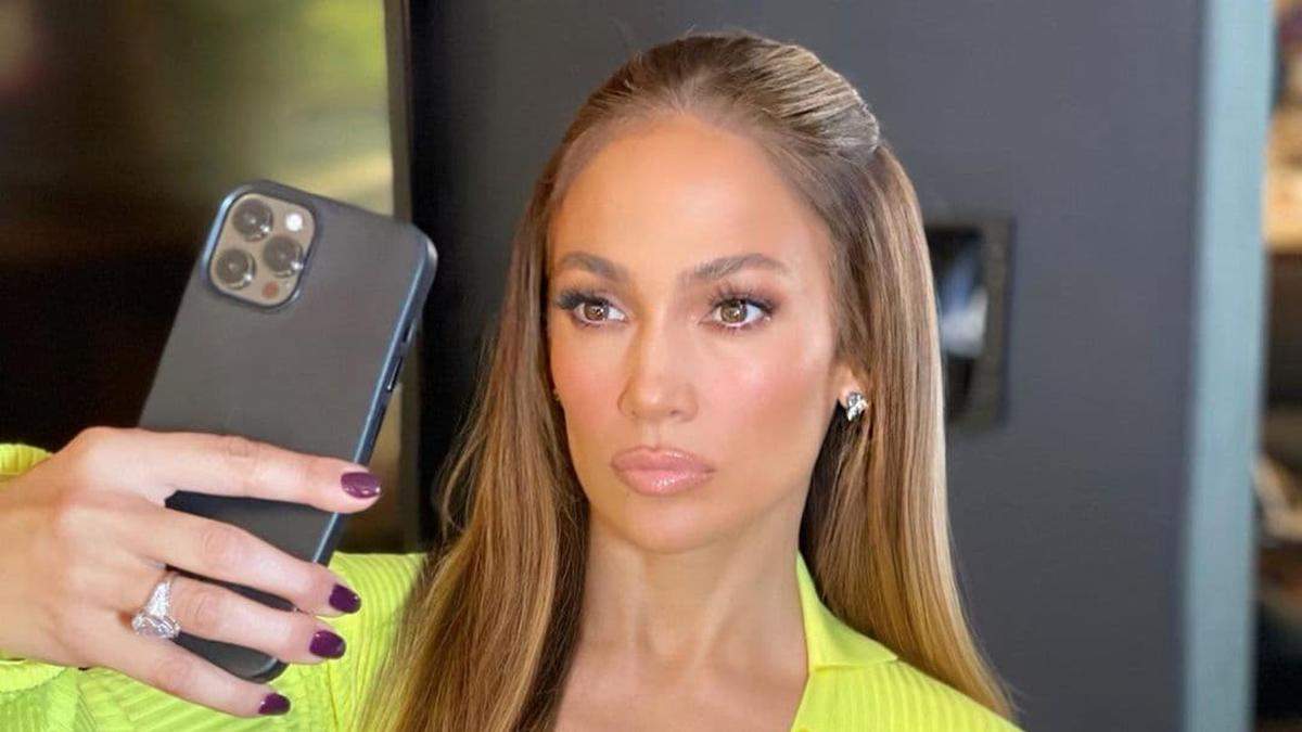 Дженнифер Лопес надела платье от любимого дизайнера Тины ...