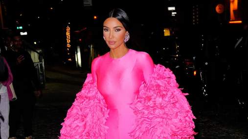 Total pink: Кім Кардашян змінила чорний одяг на рожевий пуховик і шубу з пір’я: фото Total pink: Кім Кардашян змінила чорний одяг на рожевий пуховик і шубу з пір’я: фото
